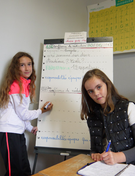 Deux élèves de CM1 préparant la première conférence de rédaction de l'année scolaire.
