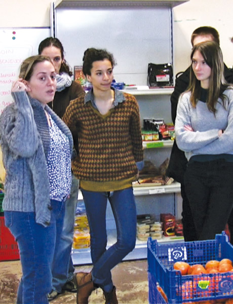 Les élèves en visite à l'épicerie sociale de Viry-Châtillon.