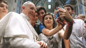28 août 2013 : François rencontre les jeunes du diocèse italien Piacenza-Bobbio en la bas. Saint-Pierre au Vatican. Rome, Italie.